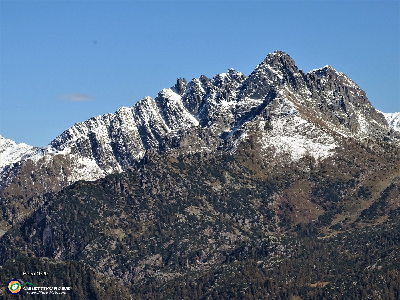 68 Zoom verso Pizzo del Becco e Corni di Sardegnana.JPG